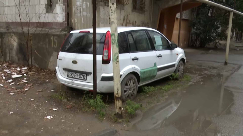 Nasaz vəziyyətdə həyətdə 3 ildən artıq duran avtomobilə 470 manat cərimə gəlib – VİDEO