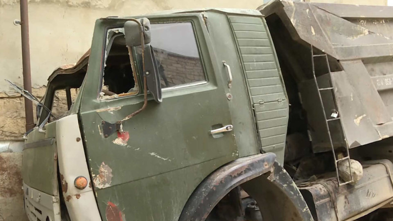 Xətaidə yük maşını 5 metr hündürlükdən həyətə aşıb – VİDEO