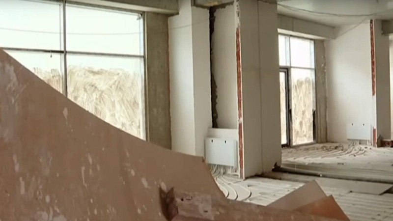 Bakıda hündürmərtəbəli binanın birinci mərtəbəsində pilləkən yoxdur