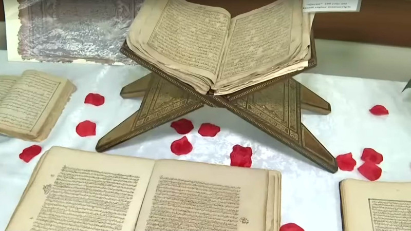 Bakıda qədimi Quran kitablarının sərgisi keçirilir – VİDEO