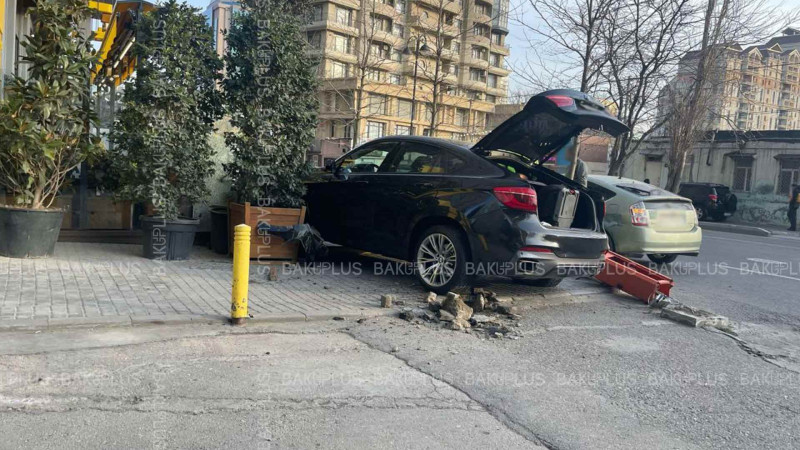 Yasamal rayonunda avtomobil kafeyə çarpılıb