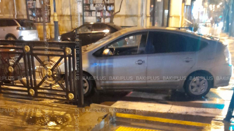 Nəsimi rayonunda “Prius” qəzaya uğrayıb