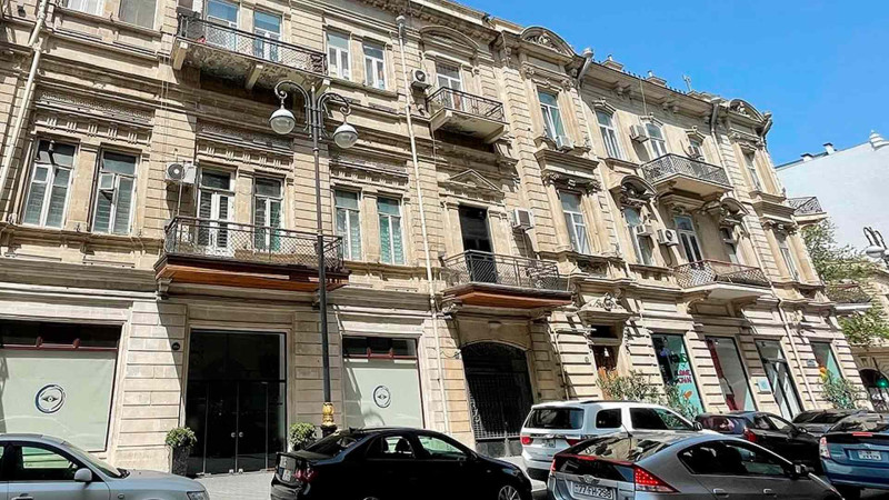 Şəhərin mərkəzində tarixi binanın olduğu məhəllə illərdir baxımsızdır