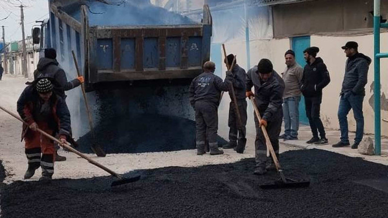 Hövsan qəsəbəsində növbəti küçəyə asfalt vurulur