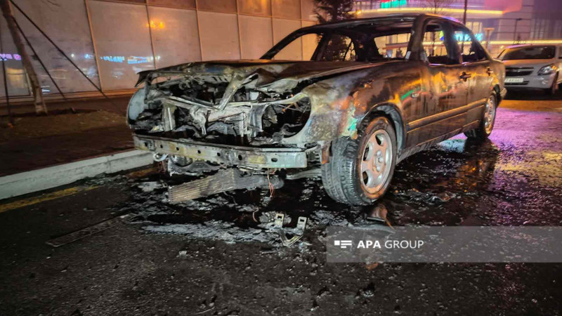 Babək prospektində avtomobil yanıb