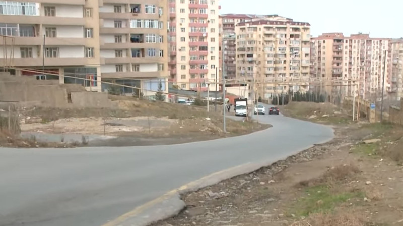 Yeni Yasamalda asfalt yol var, amma piyada səkisi yoxdur