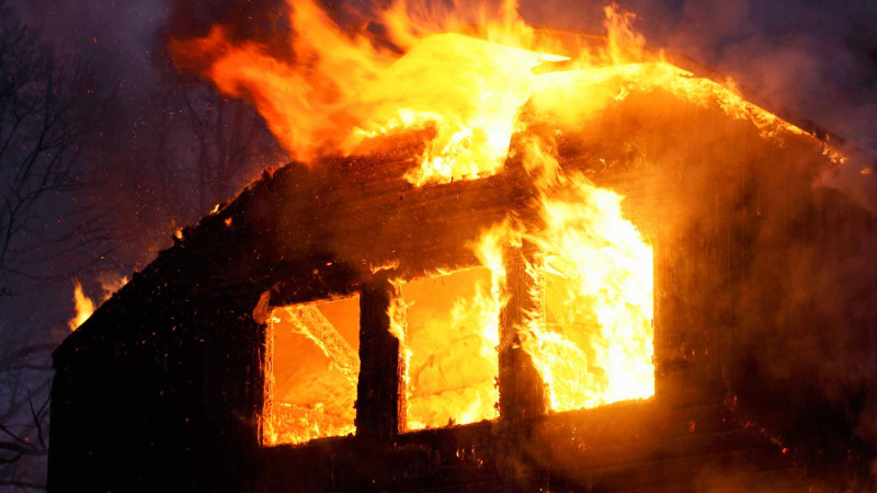 Xəzərdə 4 otaqlı yaşayış evi yanıb