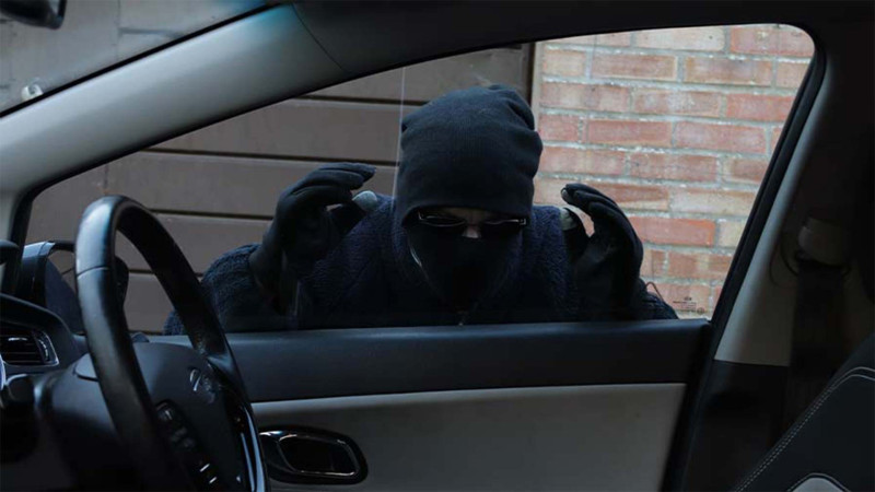 Xətaidə “BMW”-dən 4000 AZN-lik qol saatı oğurlanıb