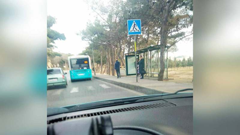 Avtobus dayanacağı və piyada zolağı eyni sıradadır