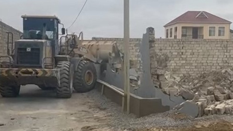 Türkan qəsəbəsində qanunsuz tikililər sökülüb – VİDEO