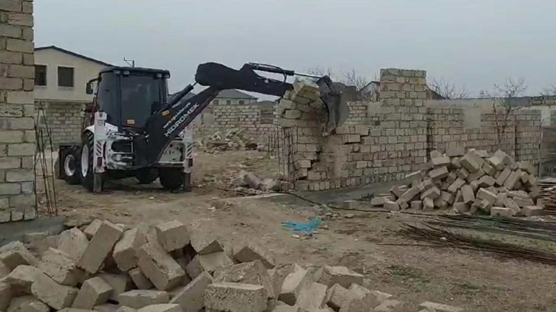 Buzovnada qanunsuz tikililər sökülüb – VİDEO