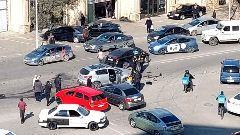 Binəqədi rayonunda iki avtomobil toqquşub