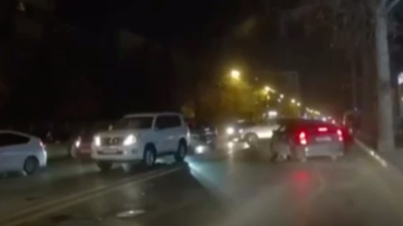 Bakıda ağır qəza: avtomobil 1 təkərə qalxdı - VİDEO