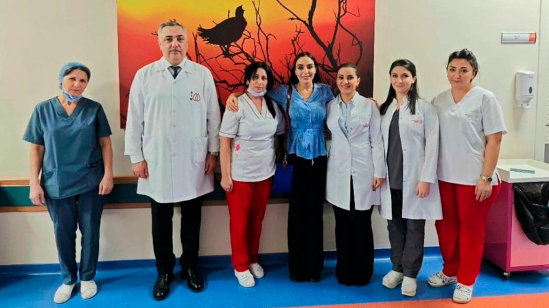Leyla Əliyeva klinikada olub, uşaqlara hədiyyələr paylayıb
