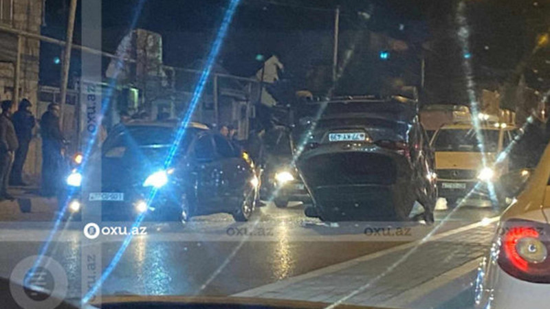 Binədə yolun ortasında avtomobil aşıb – VİDEO