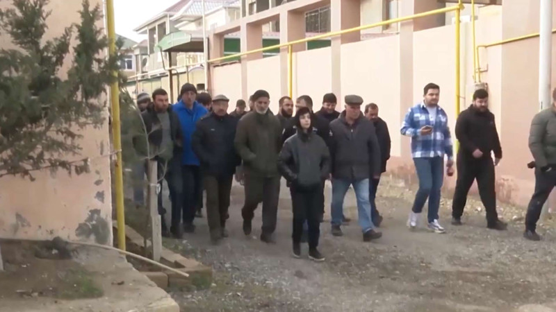 Sahil qəsəbəsində yolu bağlayıblar, mərkəzə qədər məsafə 50 dəfə çoxalıb
