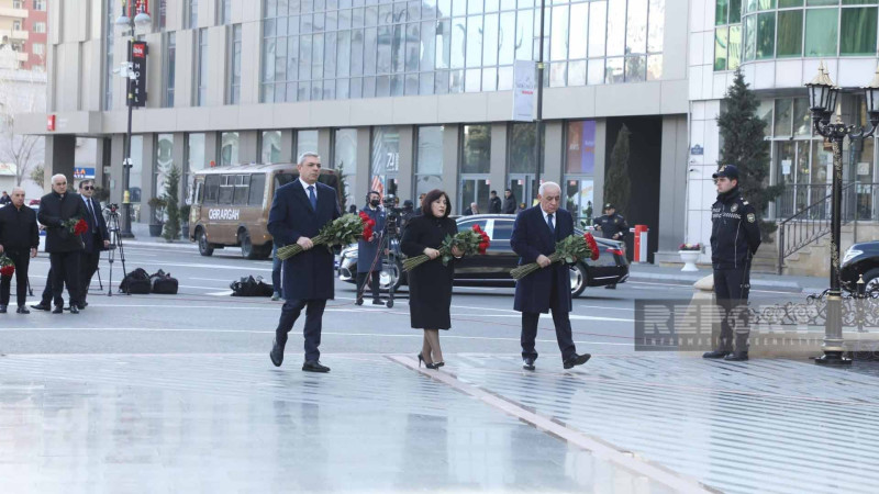 Dövlət rəsmiləri “Ana harayı” abidəsində