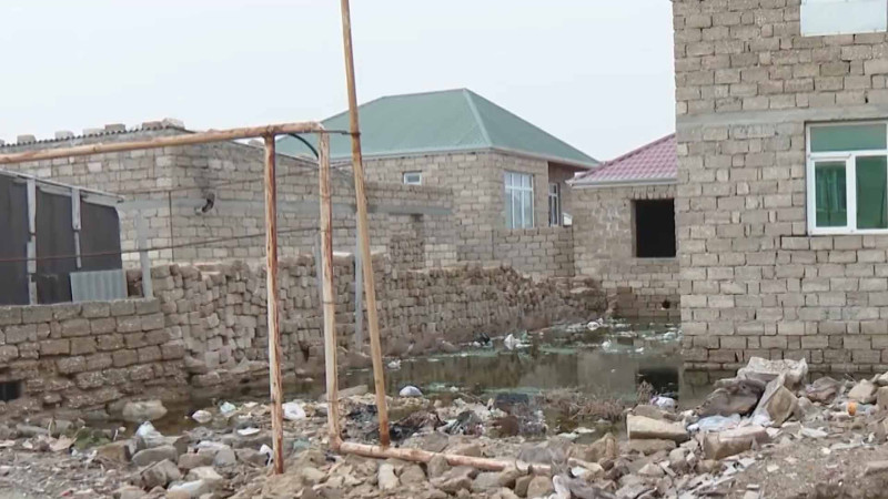 Binə qəsəbəsində yolları çirkab sular basır