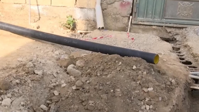 Badamdarda su xətti üçün yollar qazılıb, lakin təmir olunmayıb