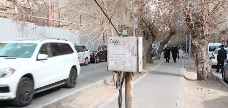 Nərimanovda səkinin ortasında elektrik qutusu təhlükə saçır