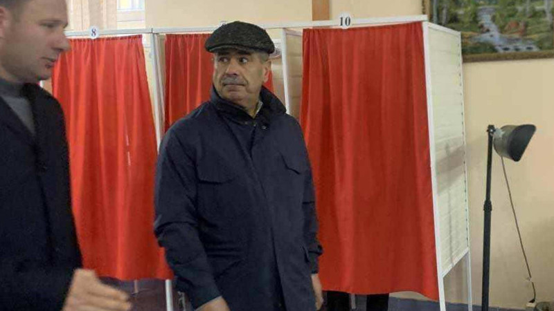 Zakir Həsənov seçki məntəqəsinə gəlib