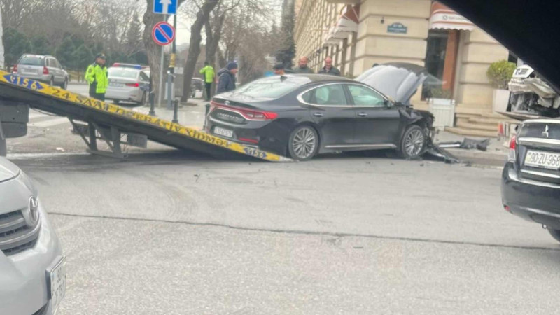 Nəsimi rayonunda iki avtomobil toqquşub