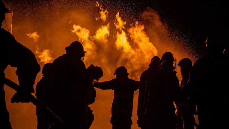 Xəzərdə 50 kv.m sahəsi olan tikili yanıb