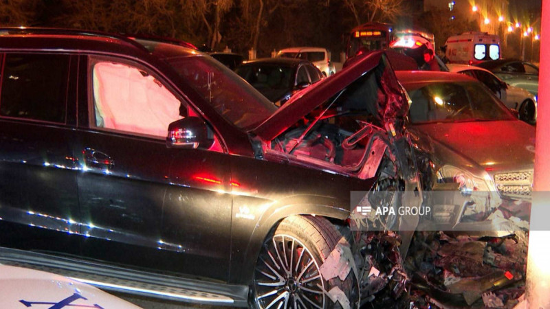 Nərimanovda qırmızı işıqdan keçən avtomobil qəzaya səbəb olub