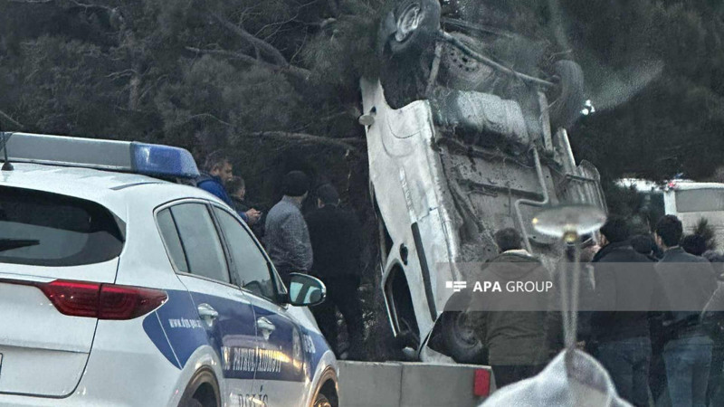 Binəqədi rayonunda ağır yol qəzası: 3 nəfər xəsarət alıb