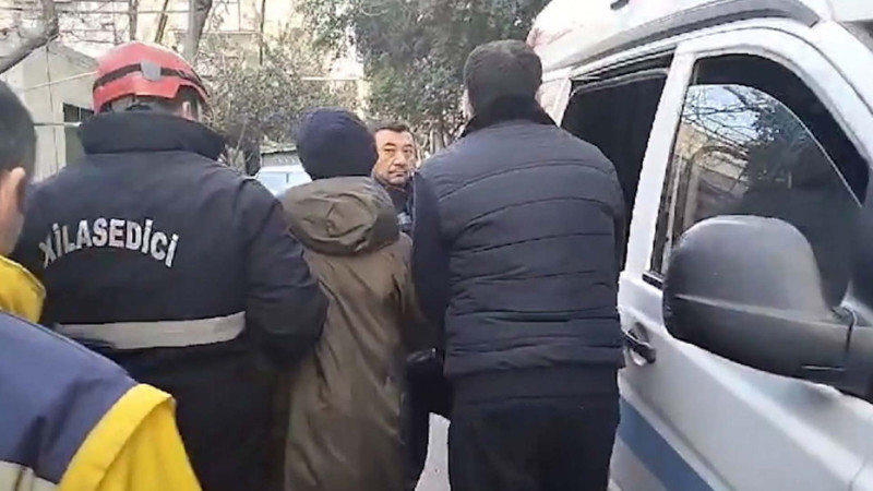 Nərimanovda əşyalarını eyvandan küçəyə atan qadın xəstəxanaya yerləşdirilib – VİDEO