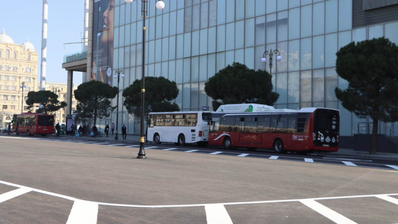“Gənclik Mall”un qarşısında yeni avtobus dayanacaqları yaradılıb