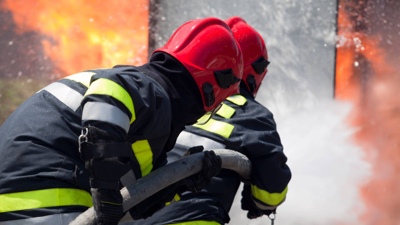 Xəzərdə birmərtəbəli yaşayış evi yanıb