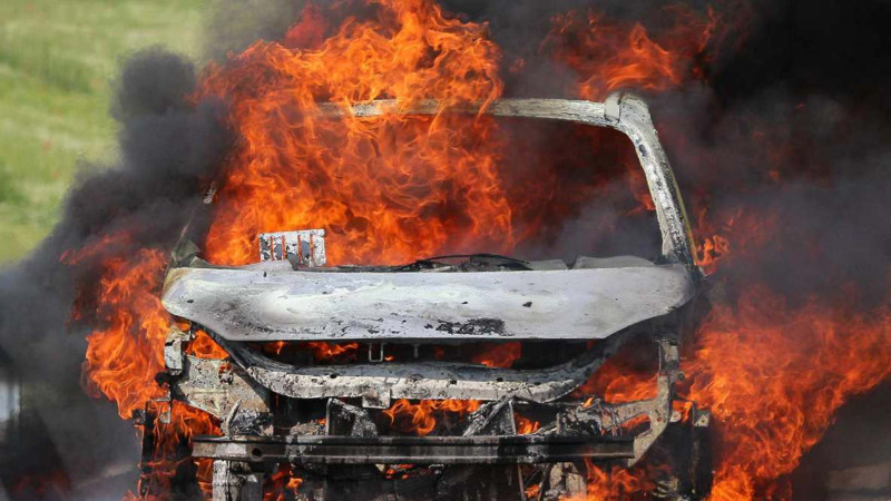 Suraxanı rayonunda “Mercedes” markalı avtomobil yanıb