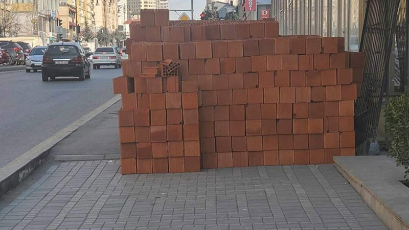 Xətaidə piyada səkisi inşaat materialları ilə zəbt olunub