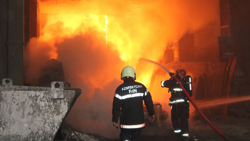 Nizamidə 18 bitişik anbarda yanğın olub