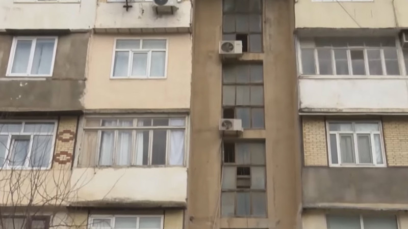 Qaraçuxurda beşmərtəbəli bina diqqətsiz qalıb