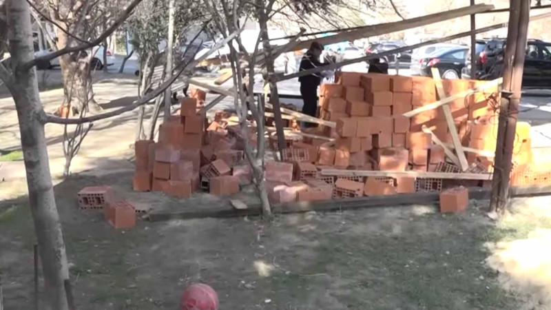 Binəqədidə vətəndaş məhkəmədə qalib gəlib, ancaq icra orqanı söküntüyə başlayıb