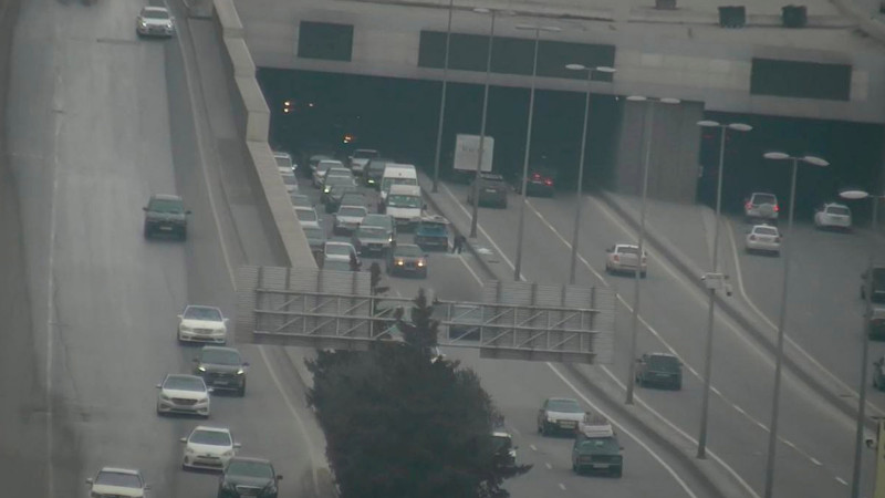 Ziya Bünyadov prospektində avtomobilin yükü yola dağılıb