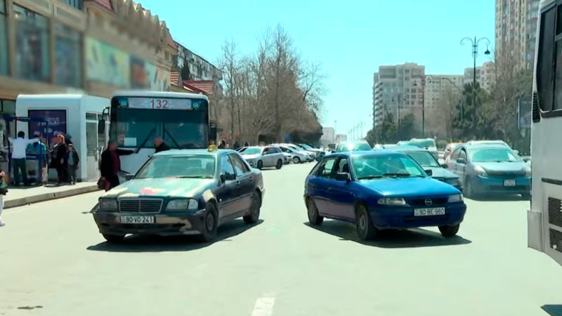 Bakıda taksilər avtobus dayanacaqlarını zəbt ediblər – VİDEO