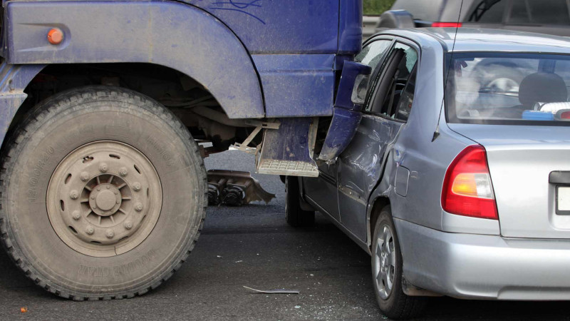 “Toyota” yük maşınına çarpılıb