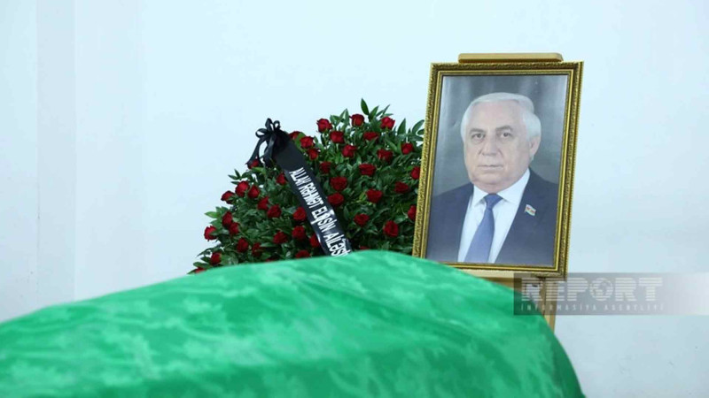 Doğmaları və həmkarları Hadı Rəcəbli ilə vidalaşdılar