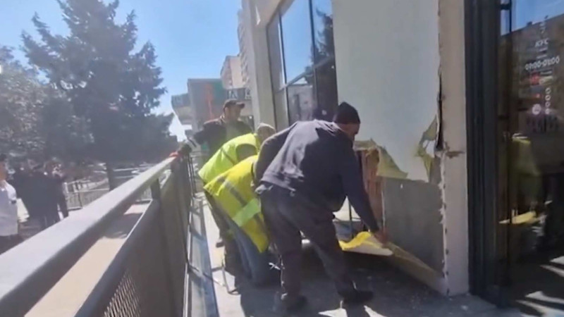Bakıda binaların üzlükləri sökülür