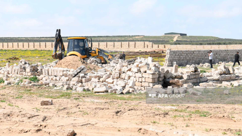 Zirə və Şüvəlanda qanunsuz tikililər sökülüb