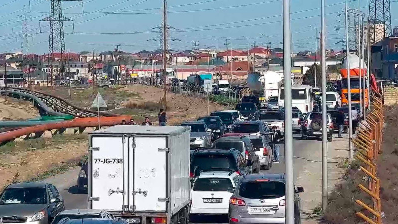 Balaxanı–Binəqədi yolunda yük avtomobili aşıb: sıxlıq müşahidə olunur