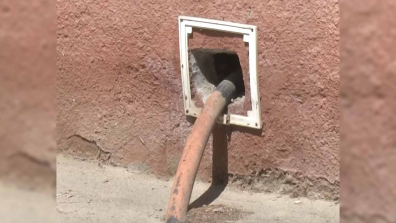 Xətaidə sakin özü üçün ayrı kanalizasiya xətti çəkib