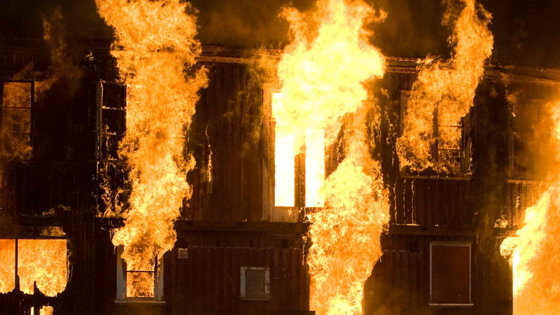 Xətaidə beşotaqlı mənzildə yanğın olub