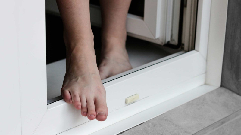 Bakıda 2 nəfər özünü binadan atıb