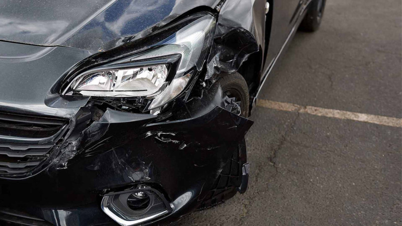 Şağan qəsəbəsində avtobus avtomobillə toqquşub