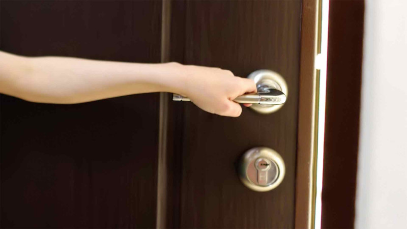 Nərimanovda 80 yaşlı qadın bağlı qapı arxasında qalıb – VİDEO