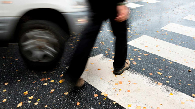 Buzovnada maşın piyadanı vurub